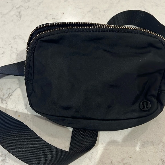 lululemon athletica Handbags - Lululemon Everywhere Beltbag 1L